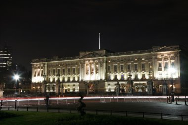 Buckingham Sarayı gece