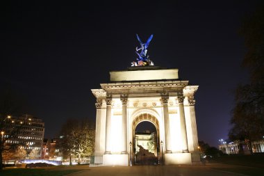 Geceleri wellington arch