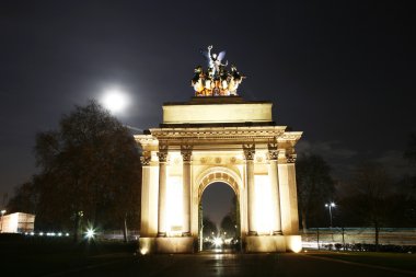 Geceleri wellington arch