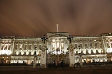 Buckingham Sarayı gece