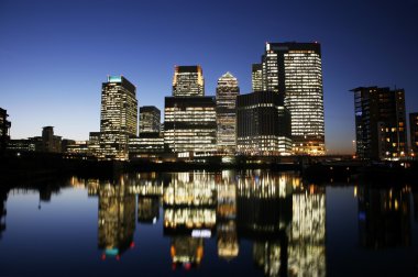 Canary wharf skyline in de nacht