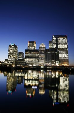 Canary wharf skyline in de nacht