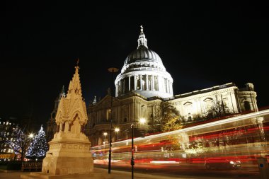 St Paul'ın Katedrali geceleri