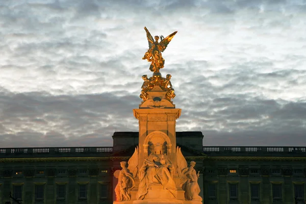 バッキンガム宮殿のビクトリア記念碑 — ストック写真