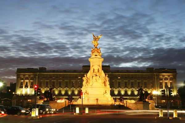 Buckingham Palace bei Nacht — Stockfoto