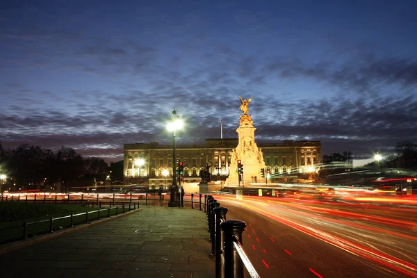 Pałac Buckingham w nocy — Zdjęcie stockowe