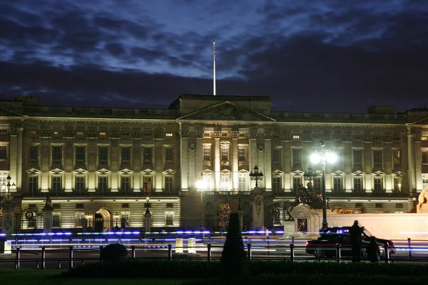Palacio de Buckingham por la noche — Foto de Stock