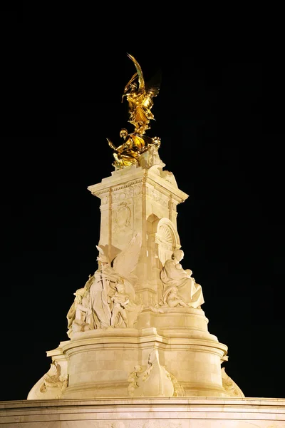 Buckingham Sarayı ve victoria Anıtı — Stok fotoğraf