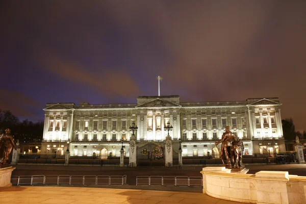 Buckingham palace på natten — Stockfoto