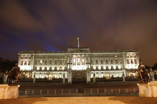 Palacio de Buckingham por la noche —  Fotos de Stock