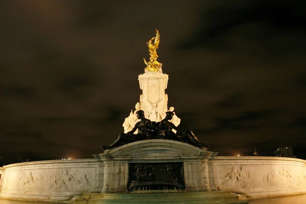 バッキンガム宮殿のビクトリア記念碑 — ストック写真