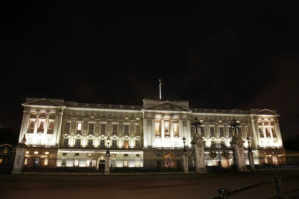 Buckingham palace på natten — Stockfoto