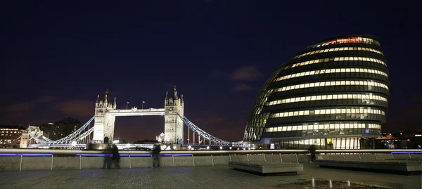 ロンドン都市景観、タワーたがる — ストック写真