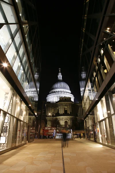 St Paul de kathedraal in de nacht — Stockfoto