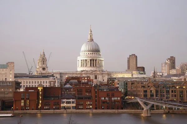 St Paul's Cathedral over Thames River — Stock Photo, Image