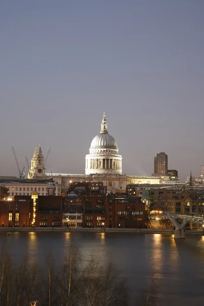 St Paul 's Cathedral over Themsen - Stock-foto