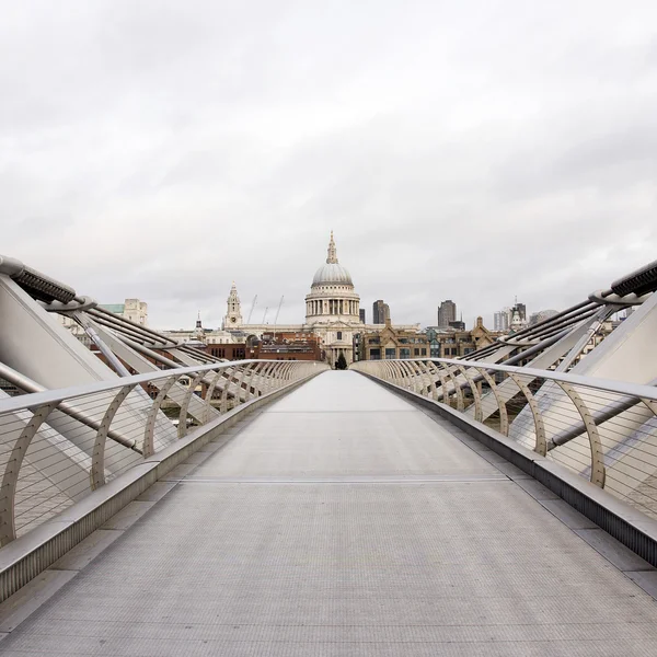 St. Pauls Kathedrale und Millenniumsbrücke — Stockfoto