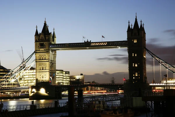 Tower Bridge ao entardecer — Fotografia de Stock