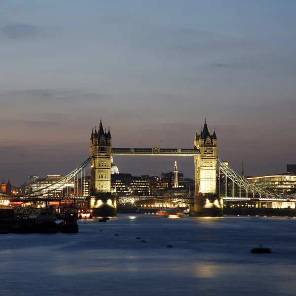 Tower Bridge bij zonsondergang — Stockfoto
