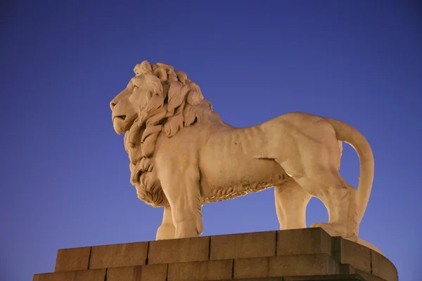Westminster bridge aslan heykeli — Stok fotoğraf