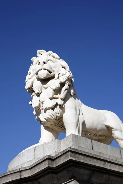 Estátua de leão ponte westminster — Fotografia de Stock
