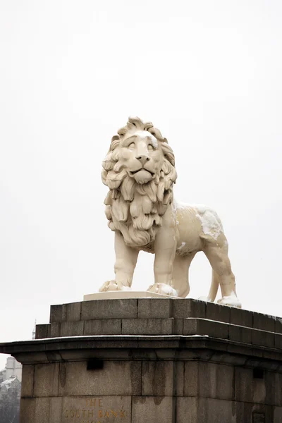 Statua del leone ricoperta di neve — Foto Stock