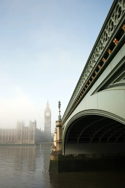 Вестминстерский дворец в тумане — стоковое фото