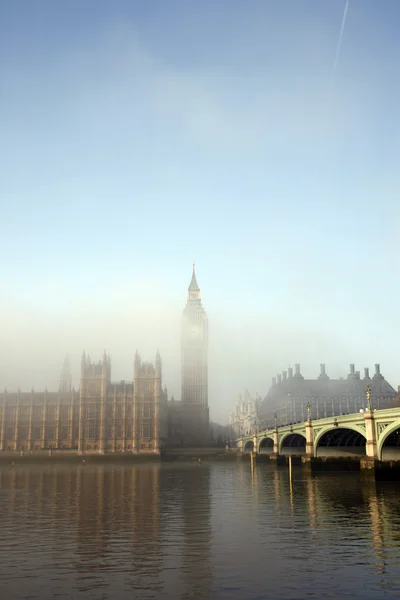 威斯敏斯特宫在雾中 — 图库照片