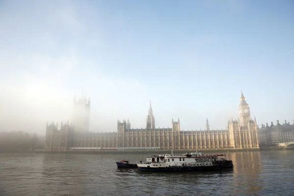 Palácio de Westminster em nevoeiro — Fotografia de Stock