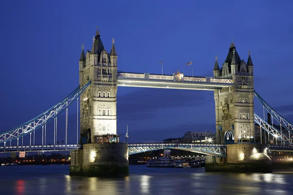 Tower Bridge in der Abenddämmerung lizenzfreie Stockbilder