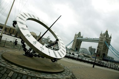 Tower bridge ve güneş saati