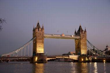 Gün batımında Tower Köprüsü