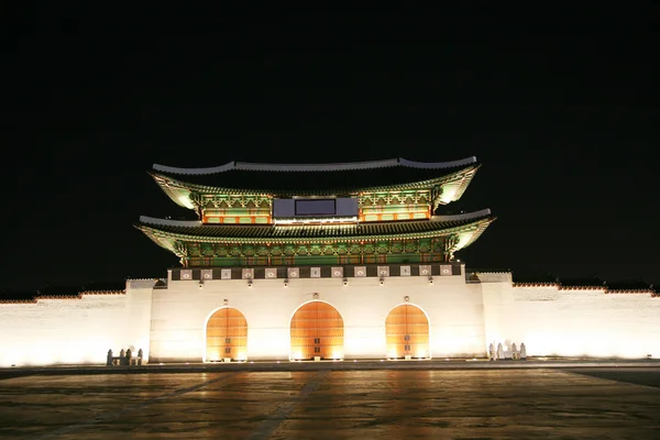 Porta di Kwanghwa di notte — Foto Stock