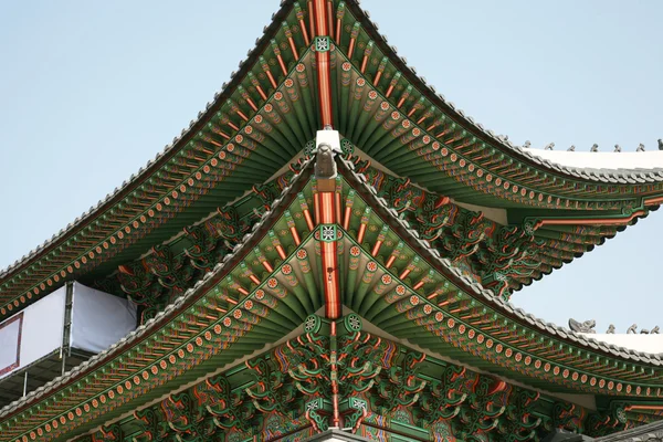 Techo de azulejos de la puerta de Kwanghwa — Foto de Stock
