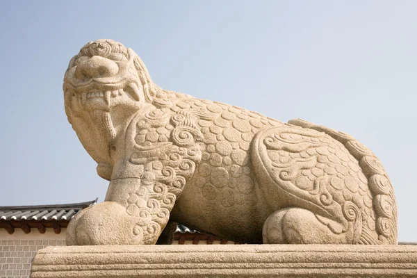 Lev stráž paláce — Stock fotografie