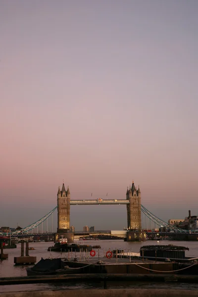 夕暮れ時のタワーブリッジ — ストック写真