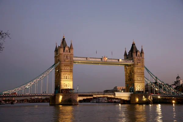 Gün batımında Tower Köprüsü — Stok fotoğraf