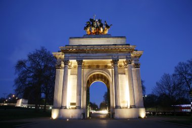 Geceleri wellington arch