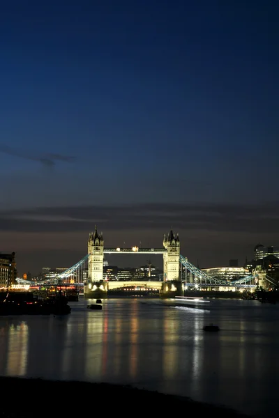 Tower Bridge w nocy — Zdjęcie stockowe