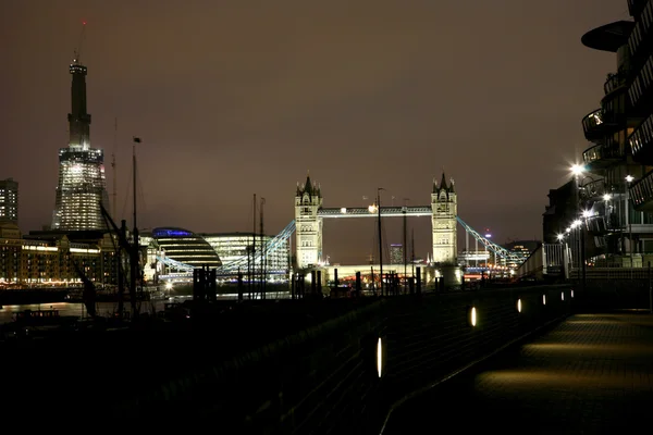 Tower Bridge 's nachts — Stockfoto