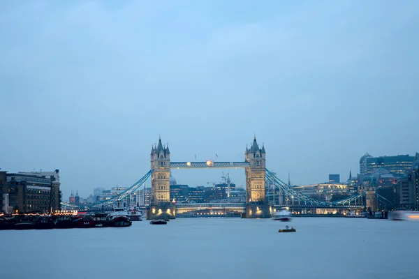 Tower Bridge in der Abenddämmerung — Stockfoto
