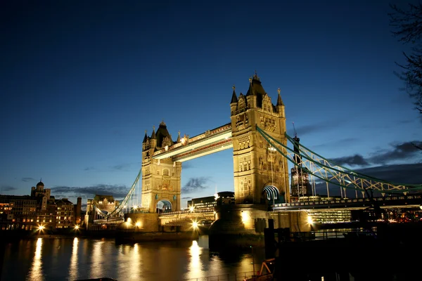 Tower Bridge in der Abenddämmerung — Stockfoto