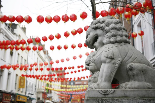 Chinese lion statue with red lanterns — Stock Photo, Image