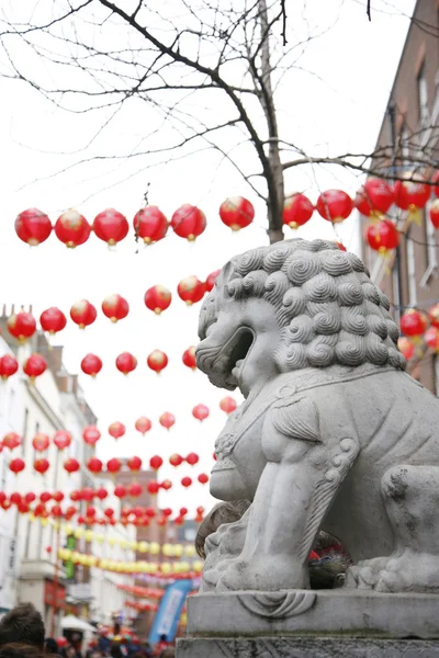 Κινεζική λιοντάρι άγαλμα με τα κόκκινα φανάρια — Φωτογραφία Αρχείου