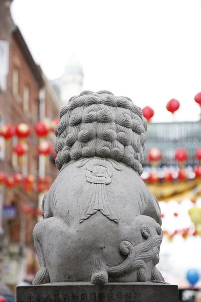 Estatua de león chino con linternas rojas — Foto de Stock