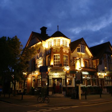 bir İngiliz pub'ın dış görünümünü