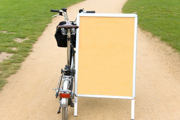 Taitettava polkupyörä puistossa — kuvapankkivalokuva