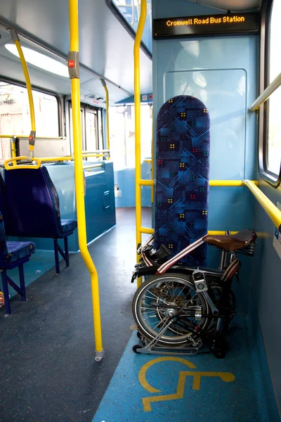 Hopfällbar cykel på en offentlig buss — Stockfoto