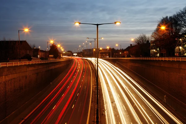 Carretera de tráfico de noche — Foto de Stock