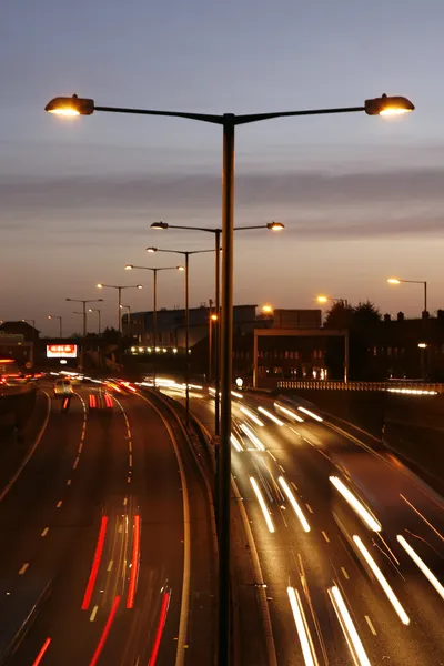 Geceleri trafik ışıkları hareket bulanıklığı — Stok fotoğraf